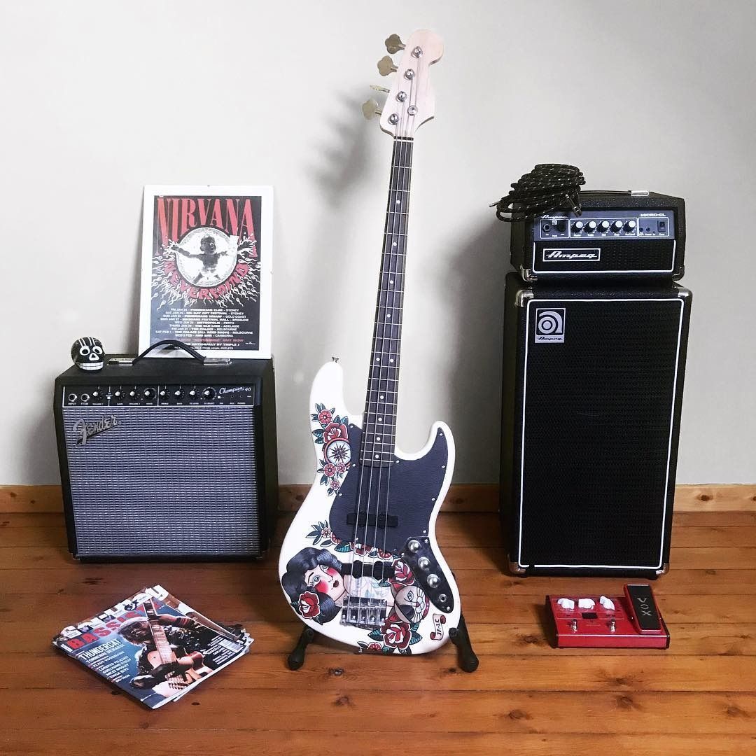 Basse peinte posée entre deux amplis
