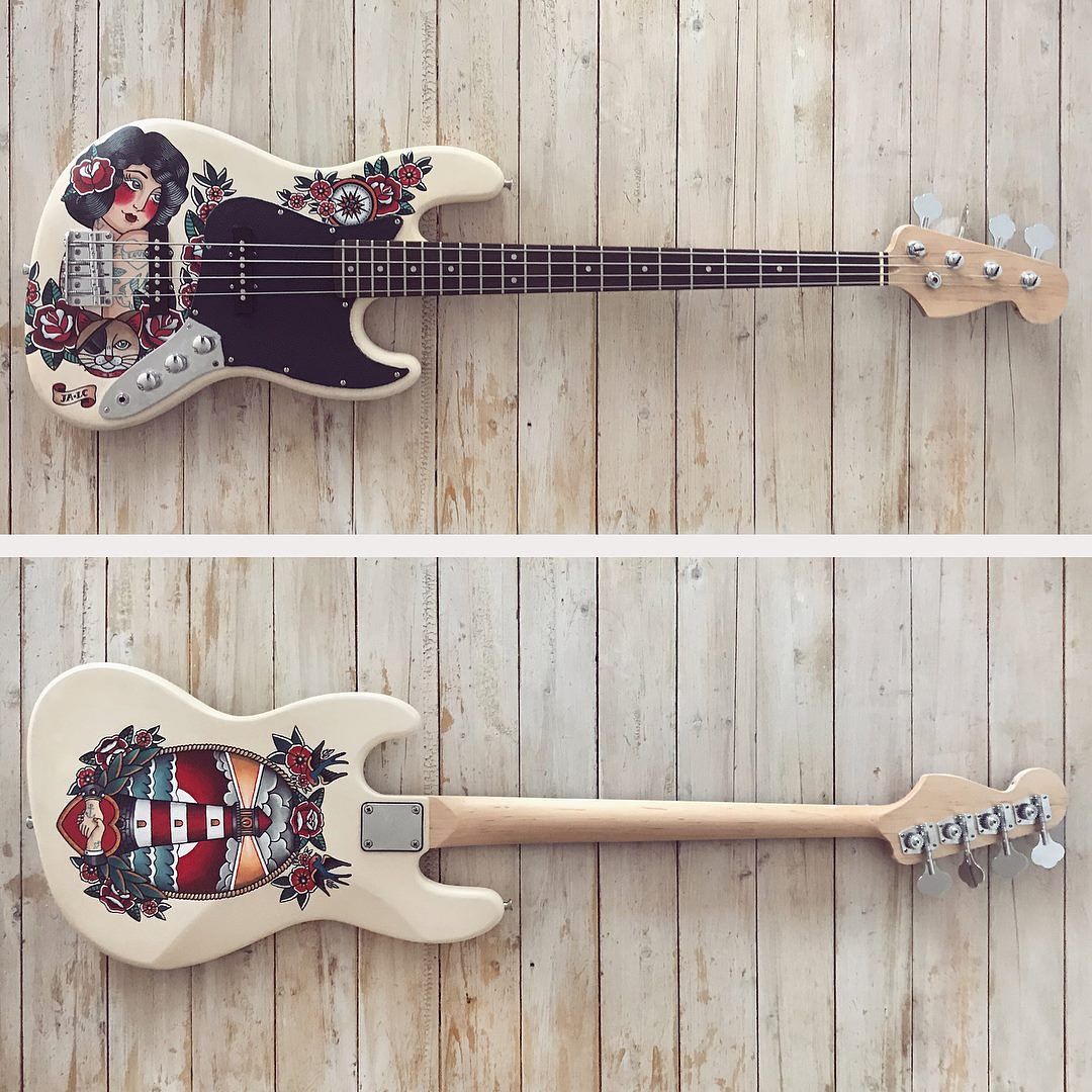 Jazz Bass peinte recto verso : pin-up, chat pirate, phare et roses